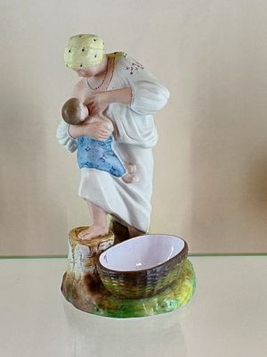 Статуэтка "Крестьянка кормит ребенка" Вербилки 1927-1932 гг. Вербилки. Дмитровский фарфоровый 