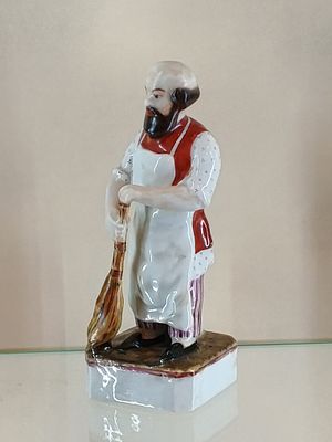 Статуэтка ДВОРНИК Гарднер Росия 19 век. Фарфор 
Россия 19 век 
Гарднер 
Высота 16 см 
Состояние 