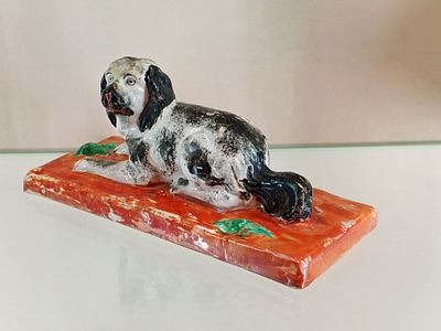 Антикварная стаффордширская фигурка спаниеля на подставке. Около 1820 г. - Джон Ховард. Редкая 