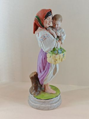 Статуэтка НАЙМИЧКА Центрофарфортрест 1920-1930гг (бывш.Гарднер). Россия 19 в 
Размеры 25 см 