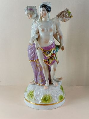 Скульптура ТРИ ГРАЦИИ 19 век. Изящная фарфоровая композиция, выполненная из светлого фарфора. 