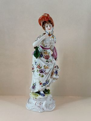 Статуэтка ДАМА в ШЛЯПКЕ Германия 19 век. Германия 19 в 
Размеры 18 см 
Состояние Отличное. 
Скол 