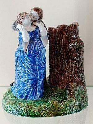 Карандашница "Влюблённые" М.С. Кузнецова" XIX век. Россия 19 в 
Размеры 18 х 16 см 
Состояние 