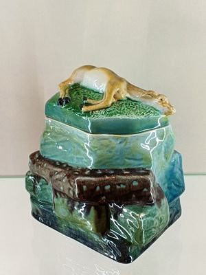 Шкатулка или чайница в форме скалы с лежащим оленем Кузнецов 19 век. Россия 19 в 
Размеры 16 х 