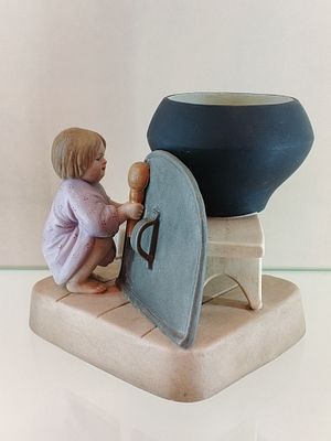 Мальчик чистит печную заслонку Дмитровский з-д 1920-1930 г. Фарфор Бисквит 
Размеры: 13 х 13 см 