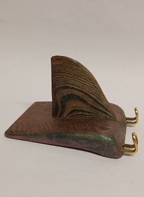 Держатель для смартфона АКУЛА . Дерево, иризация 
Размеры: 12 х 7 см, 
Состояние Новое 
Иризация 