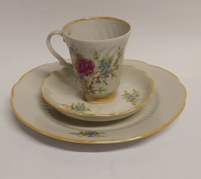 Кофейная трио Цветочный букет Киев СССР. Материал: Фарфор 
Страна: СССР 1970 гг 
Состояние: 