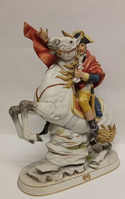 Фарфоровая статуэтка Наполеона на коне Capodimonte BRUNO MERLI Италия