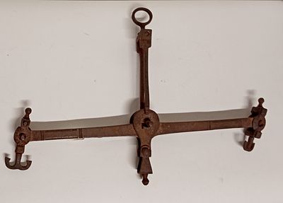 ВЕСЫ СТАРИННЫЕ КОВАННЫЕ клеймо 1845 г. Металл 
Размеры 42 х 30 см 
Состояние ХОРОШЕЕ см. фото