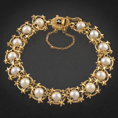Bonita pulsera de perlas cultivadas montada en oro amarillo de 18 kt. Tiene cadena de seguirdad. 