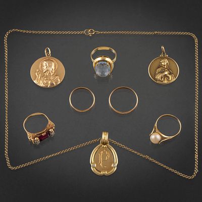 Miscel&aacute;nea compuesta por cadena con medalla, medalla de la virgen, medalla de la virgen y Dios 