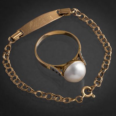 Conjunto de anillo y pulsera en oro amarillo de 18 kt. Anillo presenta perla japonesa. 
N&uacute;mero 