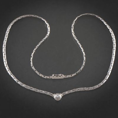 Gargantilla en oro blanco de 18 kt con brillante de 0,20 qt en chat&oacute;n. Measurements: Longitud: 