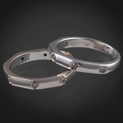 Conjunto de dos anillos octogonales en oro blanco de 18kt con brillantes. N&uacute;mero de 
