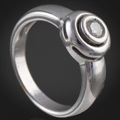 Anillo en oro blanco de 18 kt con brillante central de 0,20 Q&iexcl;t. N&uacute;mero de anillo 13.