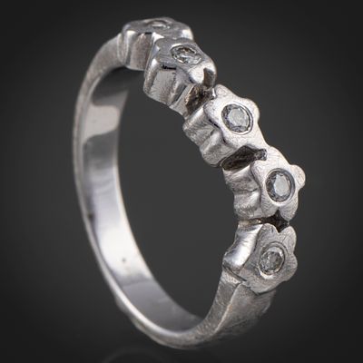 Anillo en oro blanco de 18 kt con cinco brillantes. N&uacute;mero de anillo 12.