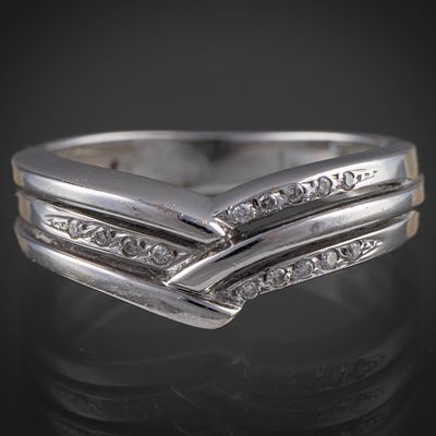 Bonito anillo en oro blanco de 18 kt con tres bandas de brillantes. N&uacute;mero de anillo 12.