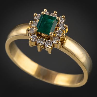 Anillo en oro amarillo de 18 kt con esmeralda y orla de brillantes. N&uacute;mero de anillo 16.