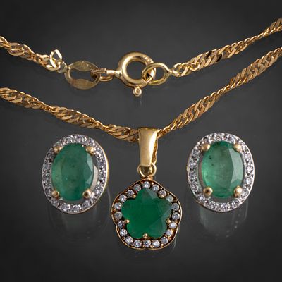 Gargantilla y pareja de pendientes en oro amarillo de 18kt con esmeralda. Measurements: Longitud 