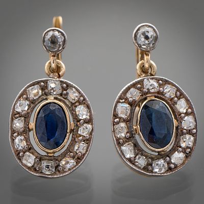 Elegante pareja de pendientes antiguos en oro amarillo de 18 kt con zafiros y orla de 