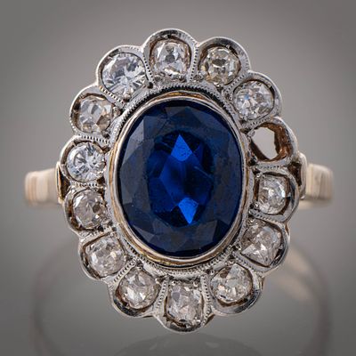 Anillo en oro amarillo de 18kt con brillantes talla antigua y zafiro central. N&uacute;mero de 