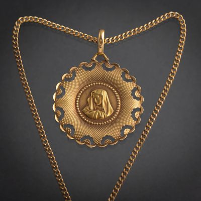 Cadena y colgante de medalla circular de la Virgen en oro amarillo de 18kt. Measurements: 