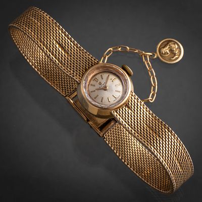 CYMA Reloj de dama en oro amarillo de 18 kt. Mecanismo a cuerda. 
Tiene cadena de seguridad. 