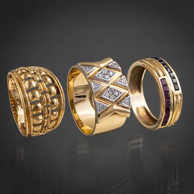 Conjunto de tres anillos en oro amarillo de 18 kt con brillantes, zafiros y rub&iacute;es calibrados. N 
