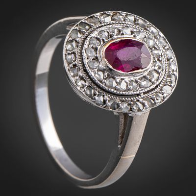 Sortija oro de perdiz en platino con rub&iacute; central orlado de brillantes talla antigua. N&uacute;m 