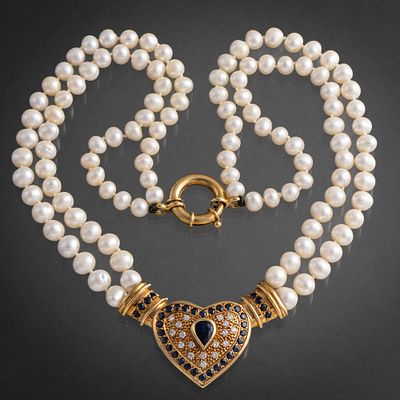 Collar de dos vueltas de perlas cultivadas con colgante en forma de coraz&oacute;n en oro amarillo de 