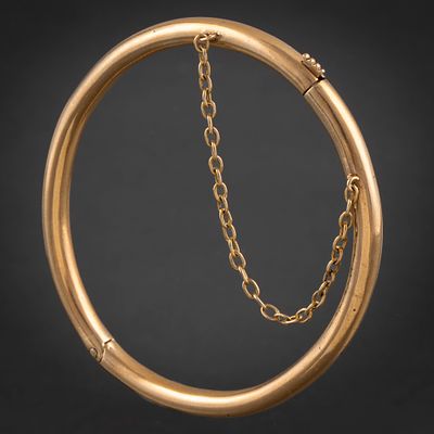 Pulsera de media ca&ntilde;a en oro amarillo de 18 kt. Measurements: 6 x 7 cms.