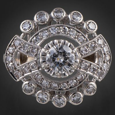 Sortija antigua en oro blanco de 18 kt con brillante central de 0,40Qt orlado de brillantes. N&u 