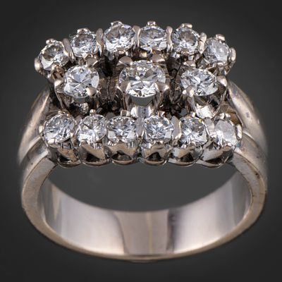 Anillo en oro blanco de 18kt con tres bandas de brillantes. N&uacute;mero de anillo 12.