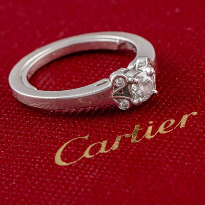 Cartier, Anillo en oro blanco de 18 kt con diamante central de 0,15qt y cuatro peque&ntilde;os 