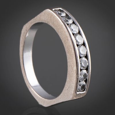 Anillo en oro blanco de 18kt con banda de ocho brillantes de 0,40 qts. (Aprox). N&uacute;mero de 