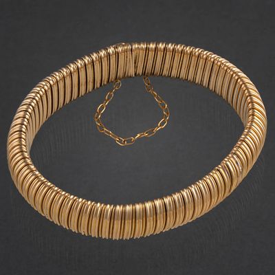 Pulsera tubogas en oro amarillo de 18kt. Presenta cadena de seguridad. Measurements: 22 x 1,3 cms.