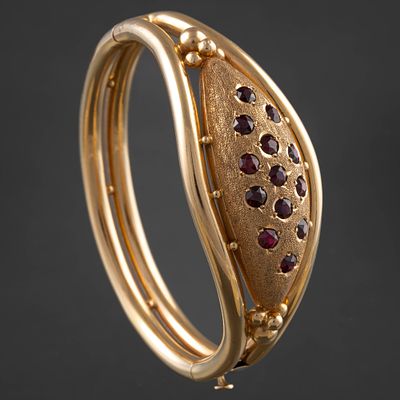 Pulsera r&iacute;gida en oro amarillo de 18 kt con granates. Measurements: 4,9 x 6 cms.