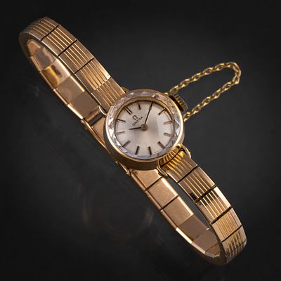 Omega, Reloj joya en oro amarillo de 18 kt. Maquinaria a cuerda. 
Necesita repaso. 
Calibre de 