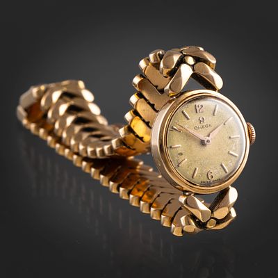 Omega, Reloj de dama en oro amarillo de 18 kt. Mecanismo a cuerda. 
Maquinaria necesita repaso. 