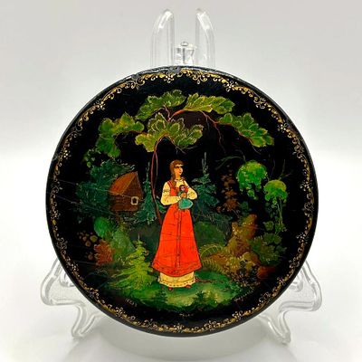 Шкатулка Девушка с ребёнком, Палех, худ. Фёдорова, середина XX века. Лаковая миниатюра 
Ручная 