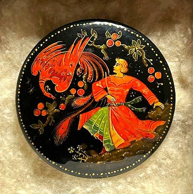 Брошь Жар-птица, Холуй, худ. Г. Костерина, 1970-е. Лаковая миниатюра 
Ручная роспись 
Диаметр: 5 