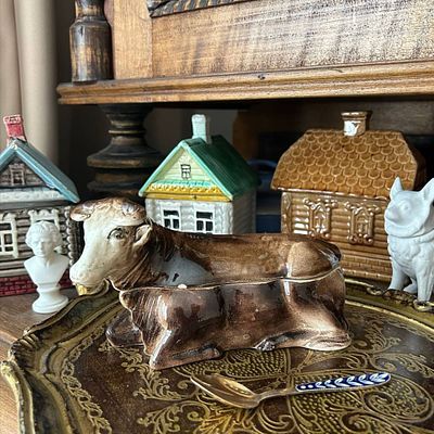 Масленица Буренка, Фабрика Кузнецова, XIX-XX век. Царская Россия 
Фабрика Кузнецова 
Рельефный 