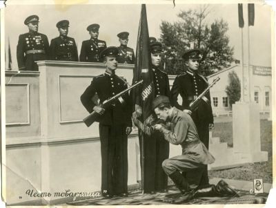 [Редкость!] Геннадий Шпаликов - ассистент знаменосца. Фильм "Честь товарища". 1953. Фотография. 