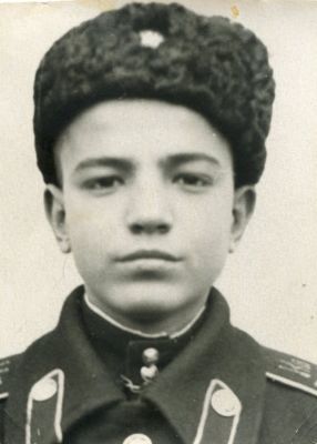 Геннадий Шпаликов - воспитанник Киевского суворовского училища. Начало 1950-х. Фотография. 