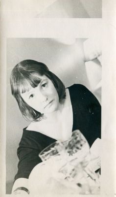 ["Белла с белыми плечами, Пятьдесят девятый год, Белле челочка идет"] Белла Ахмадулина. Москва. 