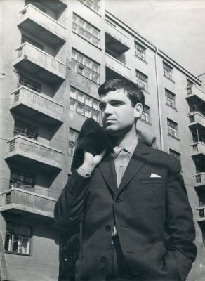 Геннадий Шпаликов во время съемок фильма "Мне 20 лет" ("Застава Ильича"). 1962. Фотопортрет. - 