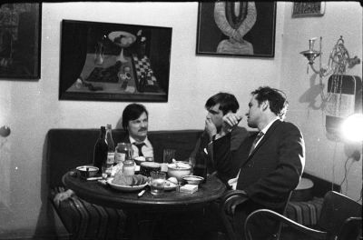 Андрей Тарковский, Геннадий Шпаликов и Михаил Ромадин. Застолье. 1960-е. Москва. Фотограф - 