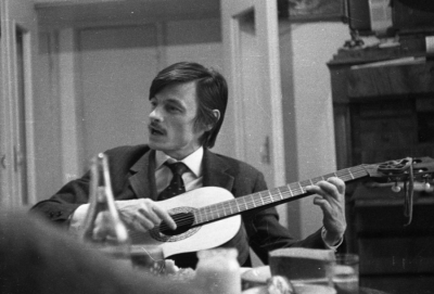 Андрей Тарковский с гитарой. 1960-е. Москва. Фотограф - Микола Гнисюк. Авторский отпечаток. - 1 