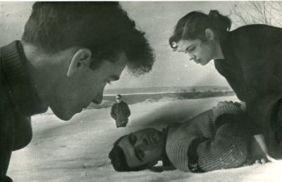 Геннадий Шпаликови Юлий Файт с друзьями "снимают" на даче фильм "Неотправленное письмо". 