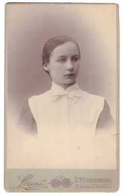 [Из архива семьи]. Подборка фотографий, документов и рукописей, связанных с Л.Е. 